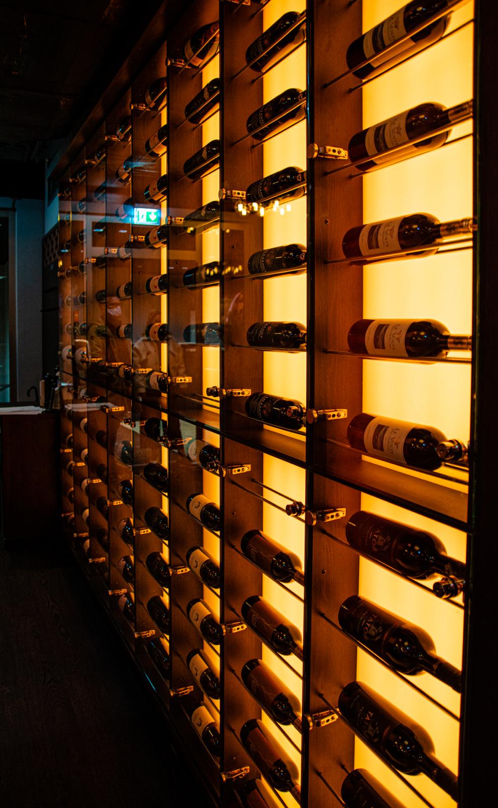 Weinregal mit beleuchteten Premium Weinen